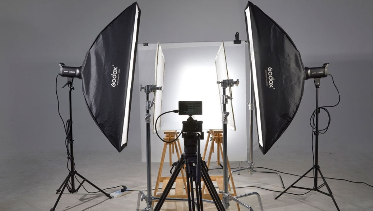 Fotostudio huren met Godox flitsers, softboxen en achtergronden, volledig ingericht voor professionele fotoshoots.