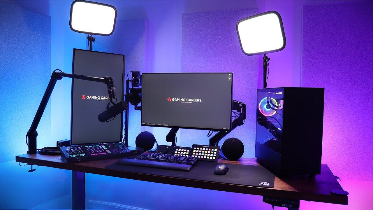 Overzicht van een professionele gaming studio setup met meerdere schermen, Elgato Stream Deck en sfeerverlichting.
